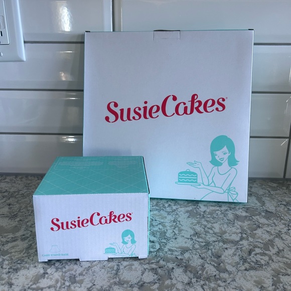 SusieCakes x FabFitFun Cake Stand 🍰 - Picture 3 of 5